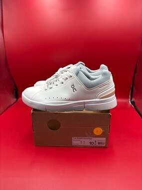 On Women's The Roger Advantage Sneakers White/Rosehip USW 10